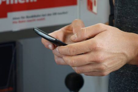 Frau nutzt Smartphone