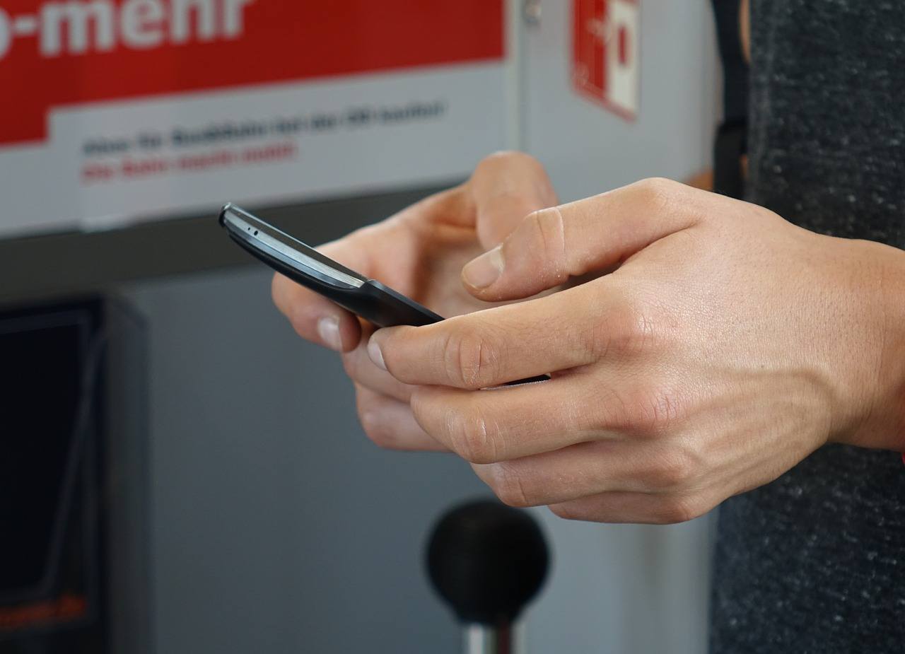 Frau nutzt Smartphone