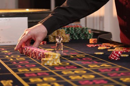 Nahaufnahme Croupier am Roulettetisch