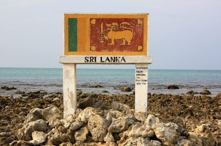 Schild mit Aufschrift Sri Lanka am Meer