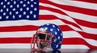 Football-Helm vor einer US-Flagge
