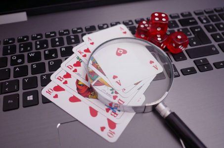 Laptop, Karten, Würfel, Online Casino