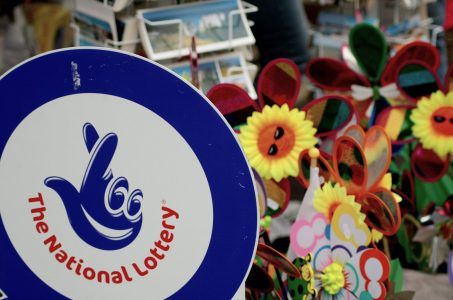 The National Lottery, Schild der National Lottery, britische Lotterie
