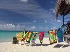 Karibischer Strand mit Handtuchverkauf