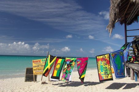 Karibischer Strand mit Handtuchverkauf