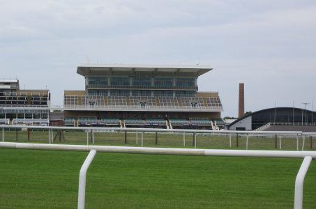 Rasen, Rennbahn, Tribühne