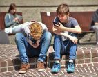 Jungen, Handy, Handy-Spiele, Kinder mit Smartphone