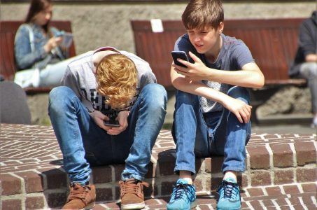 Jungen, Handy, Handy-Spiele, Kinder mit Smartphone