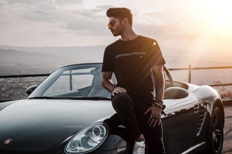 Instagram Influencer mit Auto vor Sonnenuntergang