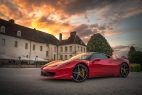 Roter Ferrari vor Herrenhaus matt lamers