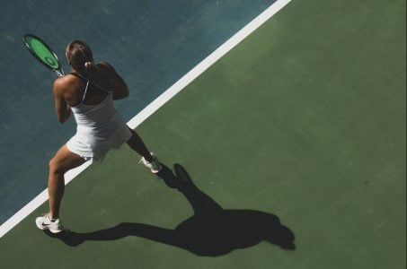 Tennisspielerin auf dem Platz von oben