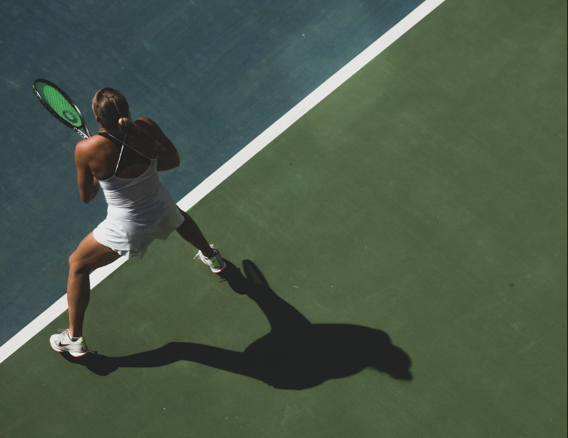 Tennisspielerin auf dem Platz von oben