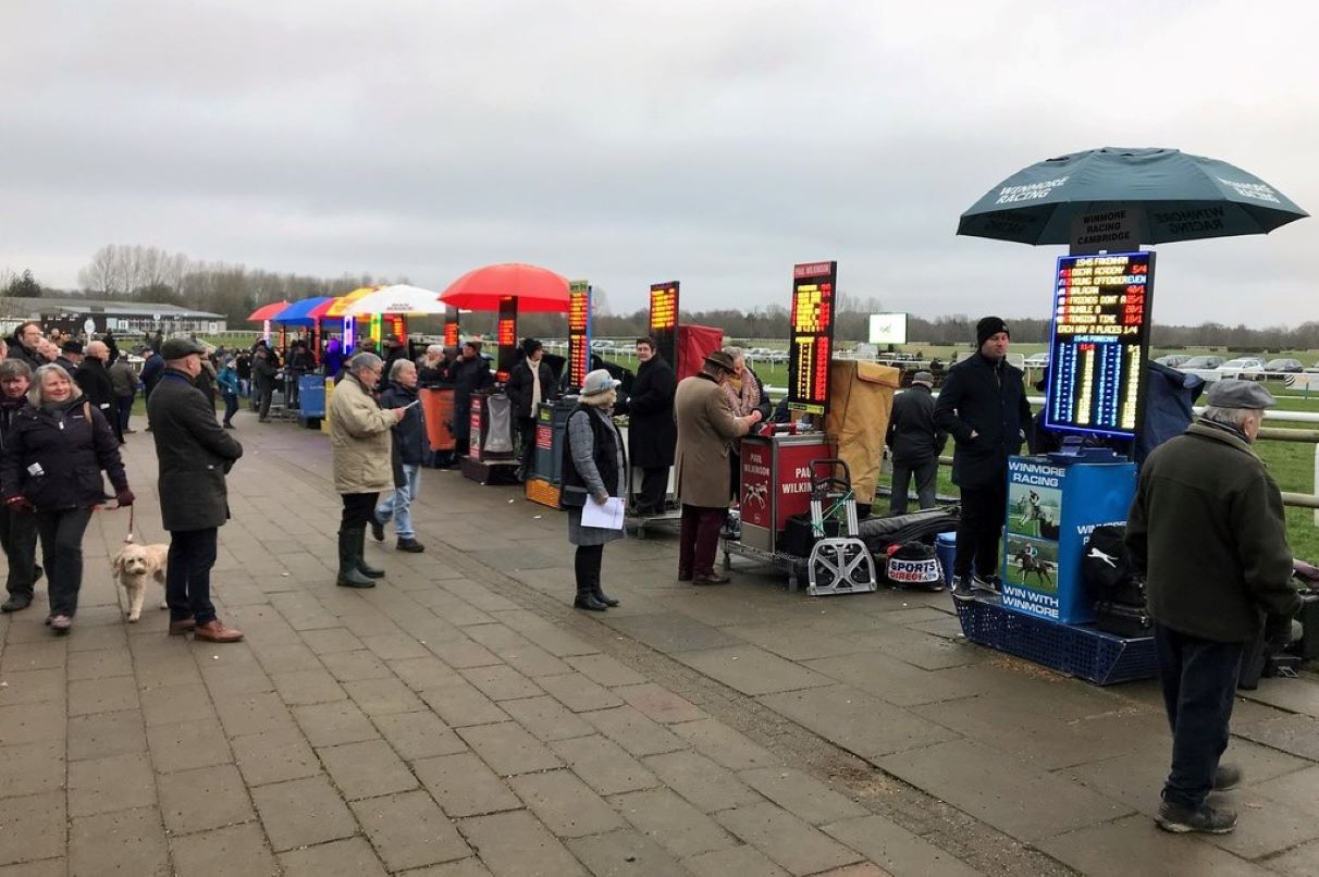 Wettstände, Rennbahn, Menschen, Regenschirme