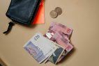 Pfundnoten und Portemonnaie