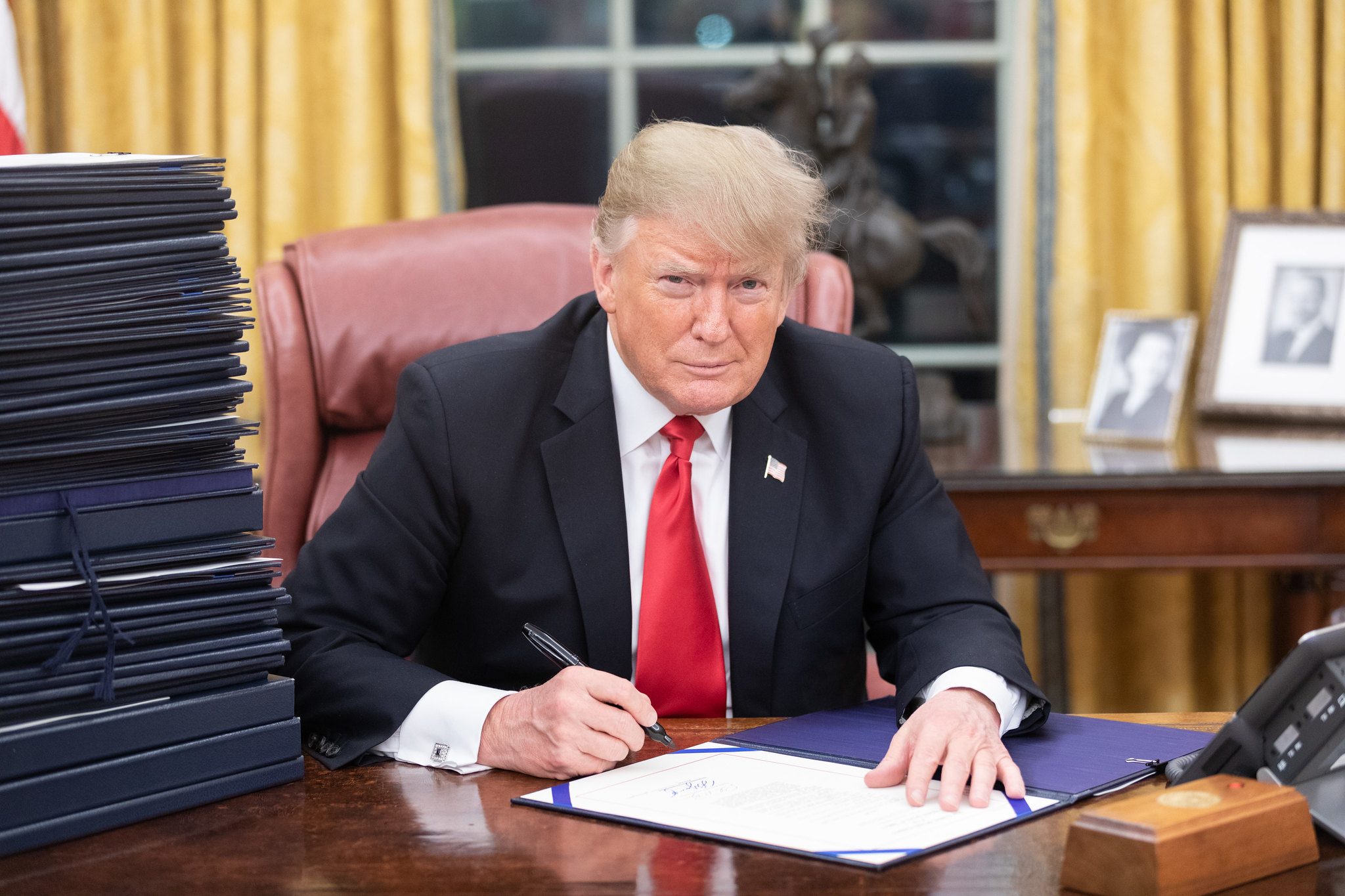 Trump unterschreibt Dokument im Weißen Haus