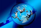 Globus, Figur mit Lupe, Fußballspieler