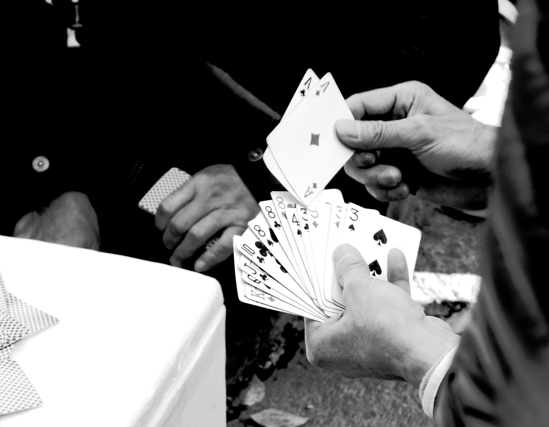  Männer spielen Karten Nahaufnahme Schwarzweiss