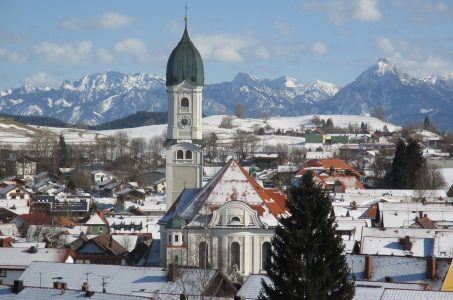 Blick aufs verschneite Nesselwang