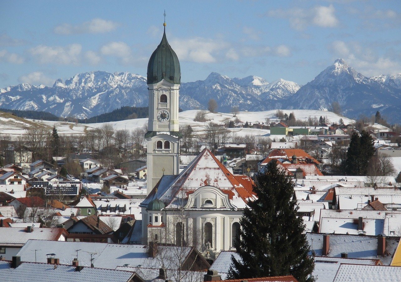 Blick aufs verschneite Nesselwang