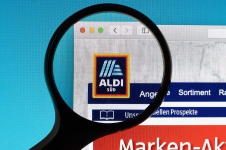 Aldi Süd logo unter Lupe