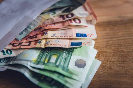 Euronoten in Briefumschlag