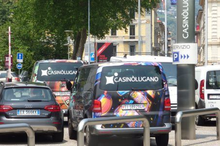 Shuttle vor dem Casino Lugano
