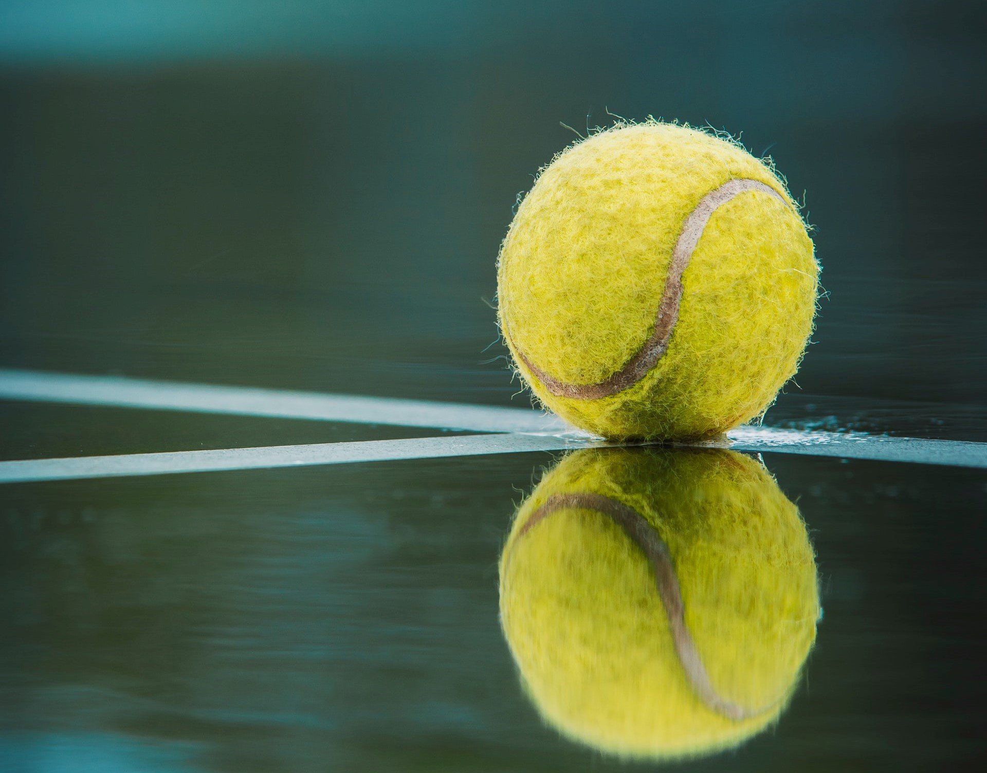 Tennisball spiegelt sich auf Platz