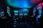 Spielautomaten leuchten in dunklem Raum