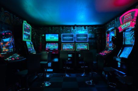 Spielautomaten leuchten in dunklem Raum