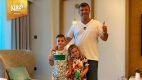 Leon Tsoukernik mit Kindernn