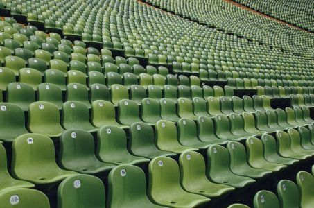 Leere Ränge im Stadion