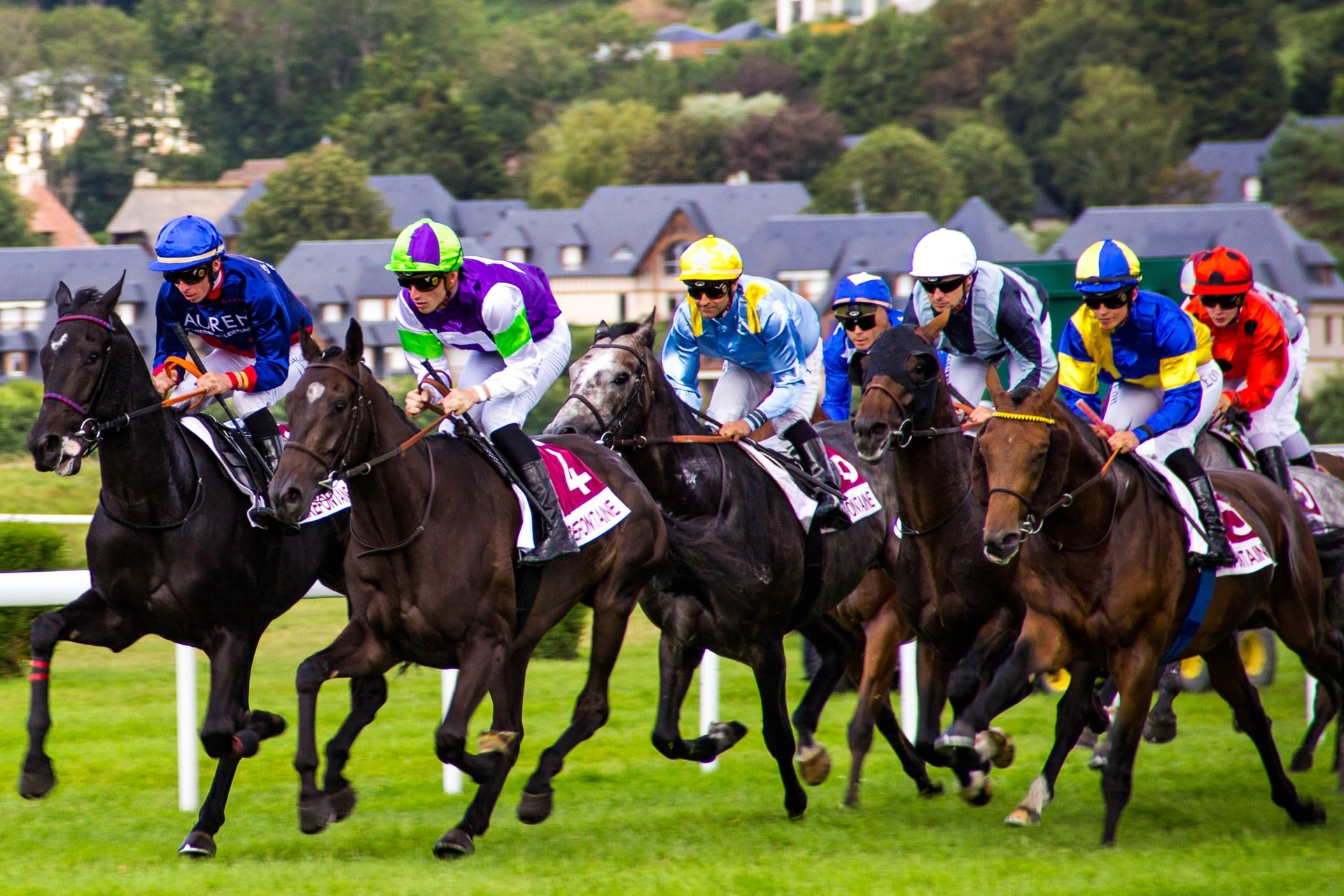 Jockeys auf Rennpferden Pferderennen