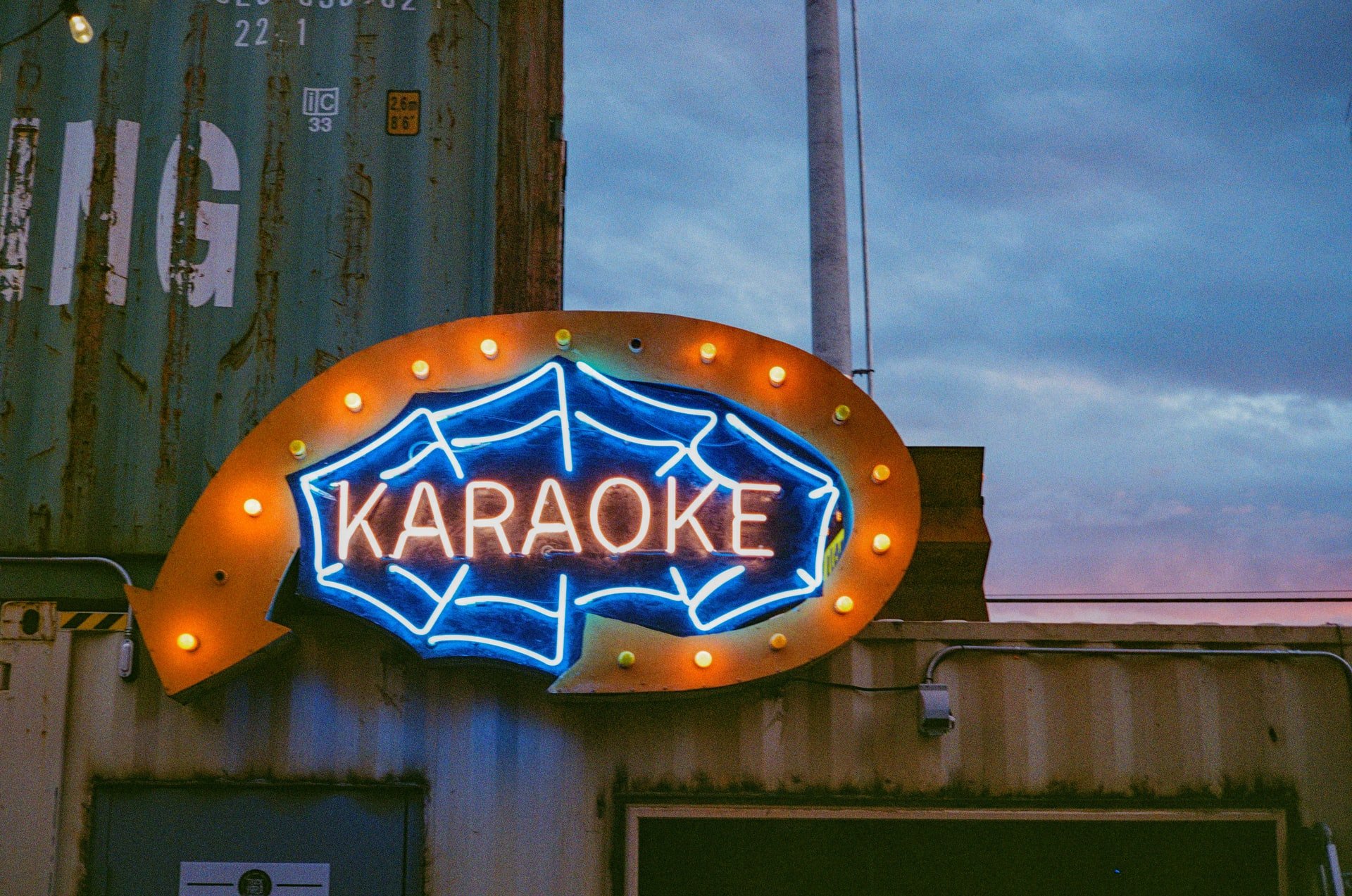 Karaoke Bar Außenbeleuchtung
