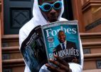 Mann liest im Forbes-Magazin