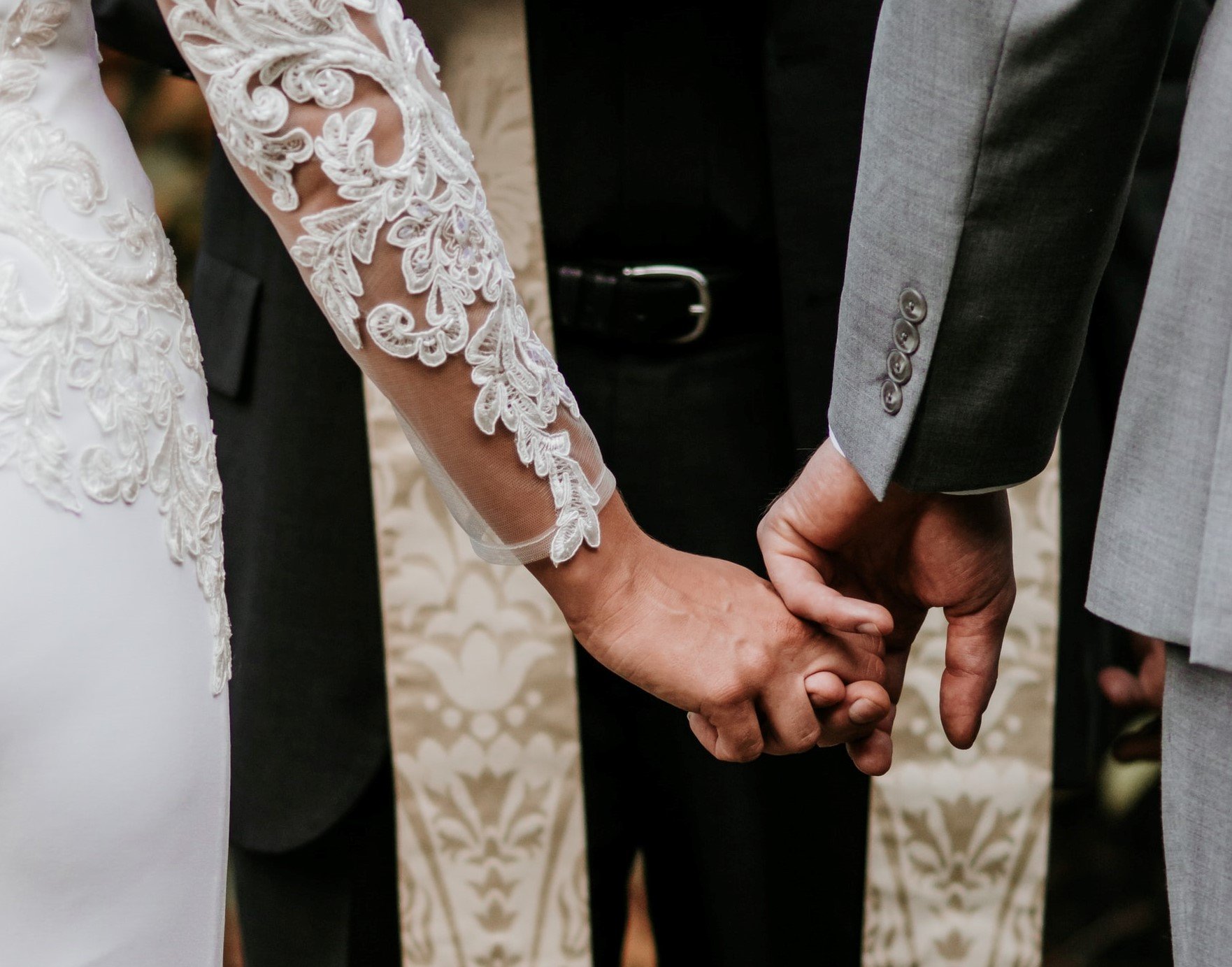 händchenhaltendes Hochzeitspaar von hinten