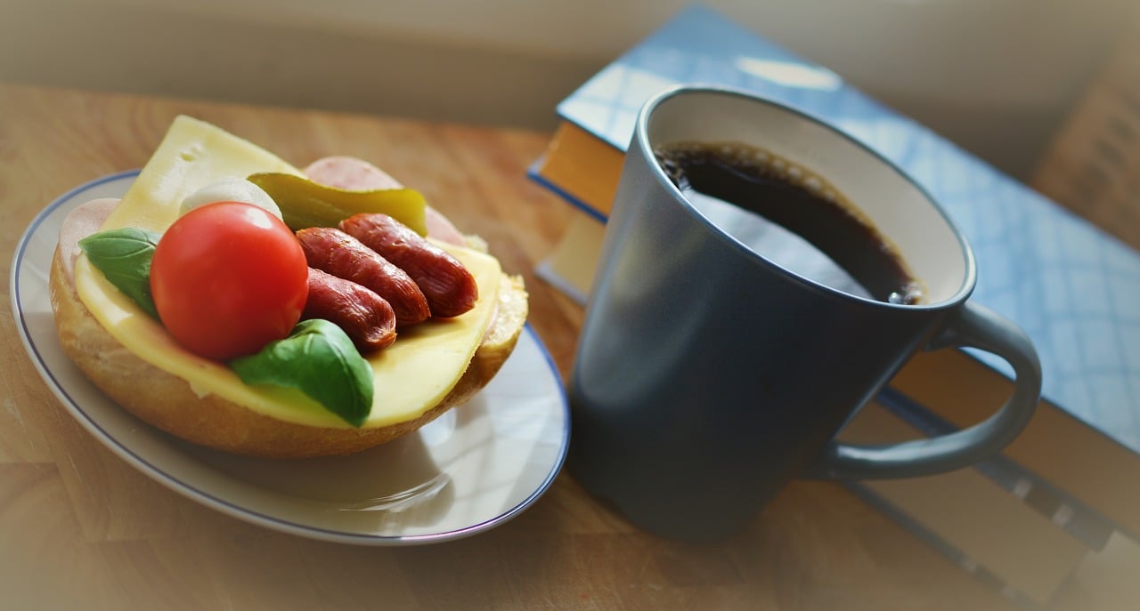 Brötchen, Tasse Kaffee