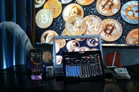 Kryptowährung, PCs, Geldscheine