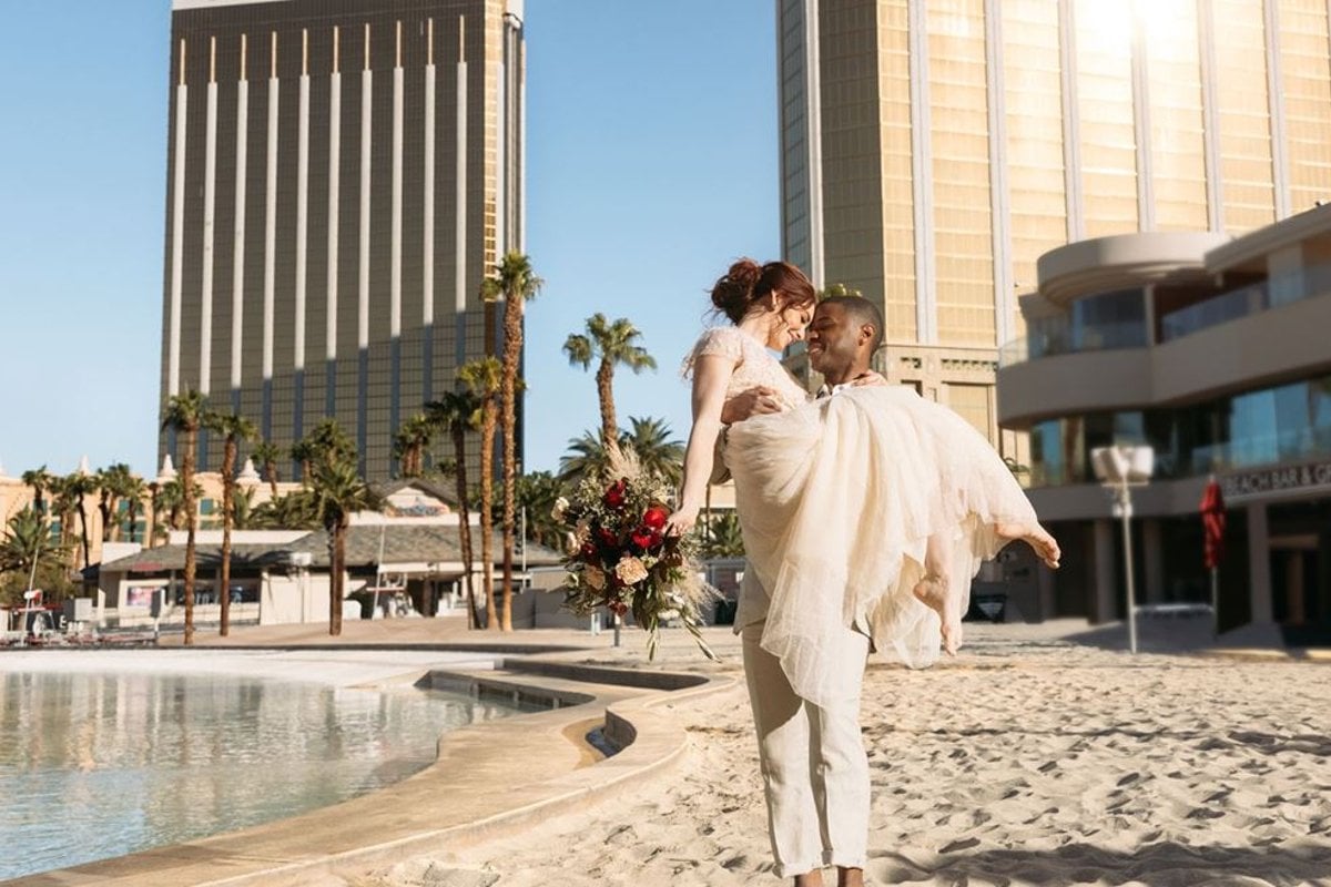 Las Vegas Mann trägt Braut