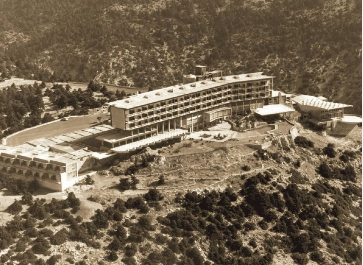 Parnitha Casino, Gebäude, Berge