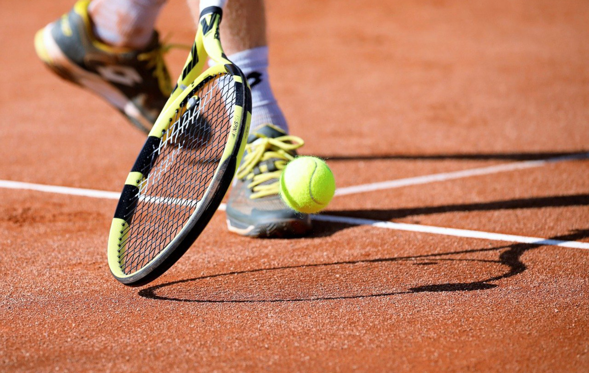 Tennisschläger und Ball