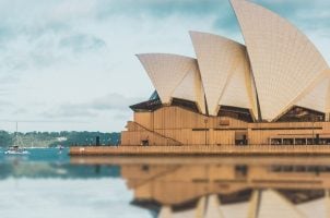 Oper Sydney im Wasser gespiegelt
