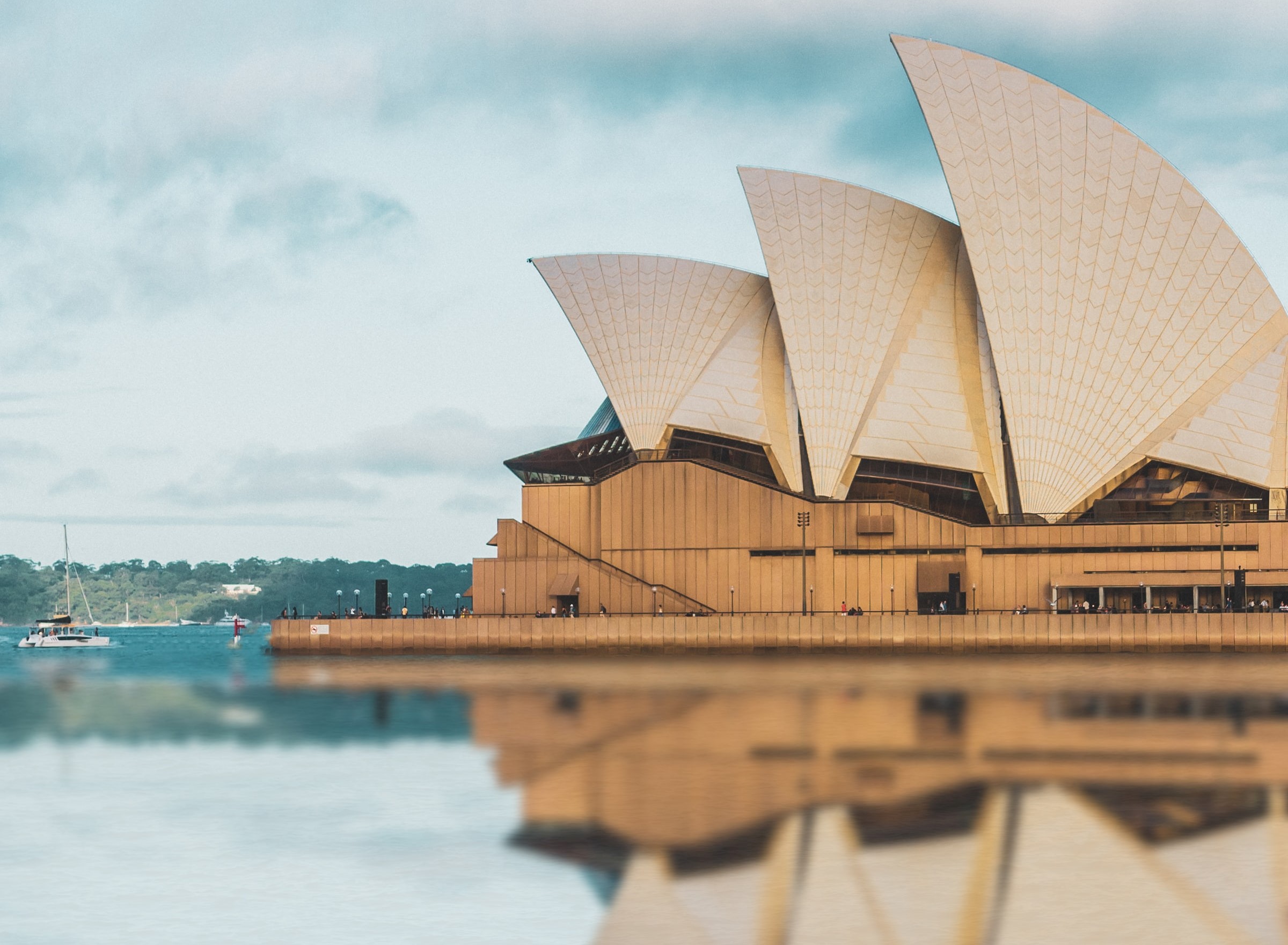 Oper Sydney im Wasser gespiegelt