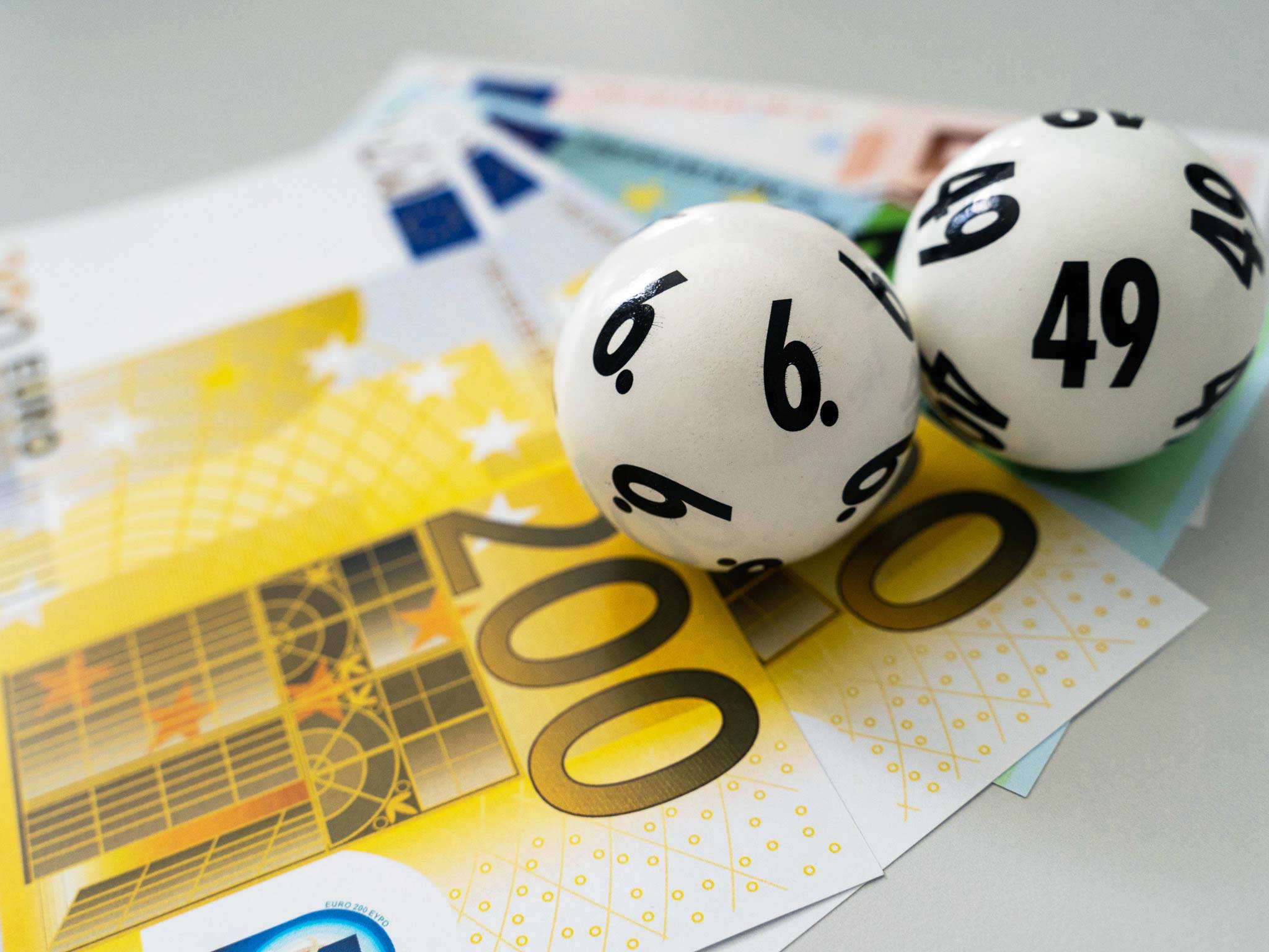 Lottokugeln auf Euroscheinen