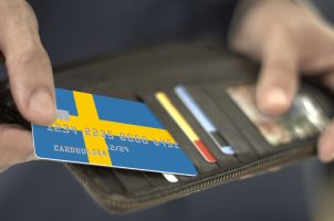 Kreditkarte mit Schwedischer Fahne, Portemonnaie