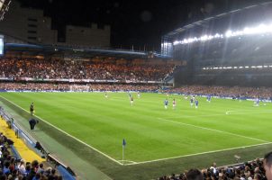 Fußballstadion am Abend