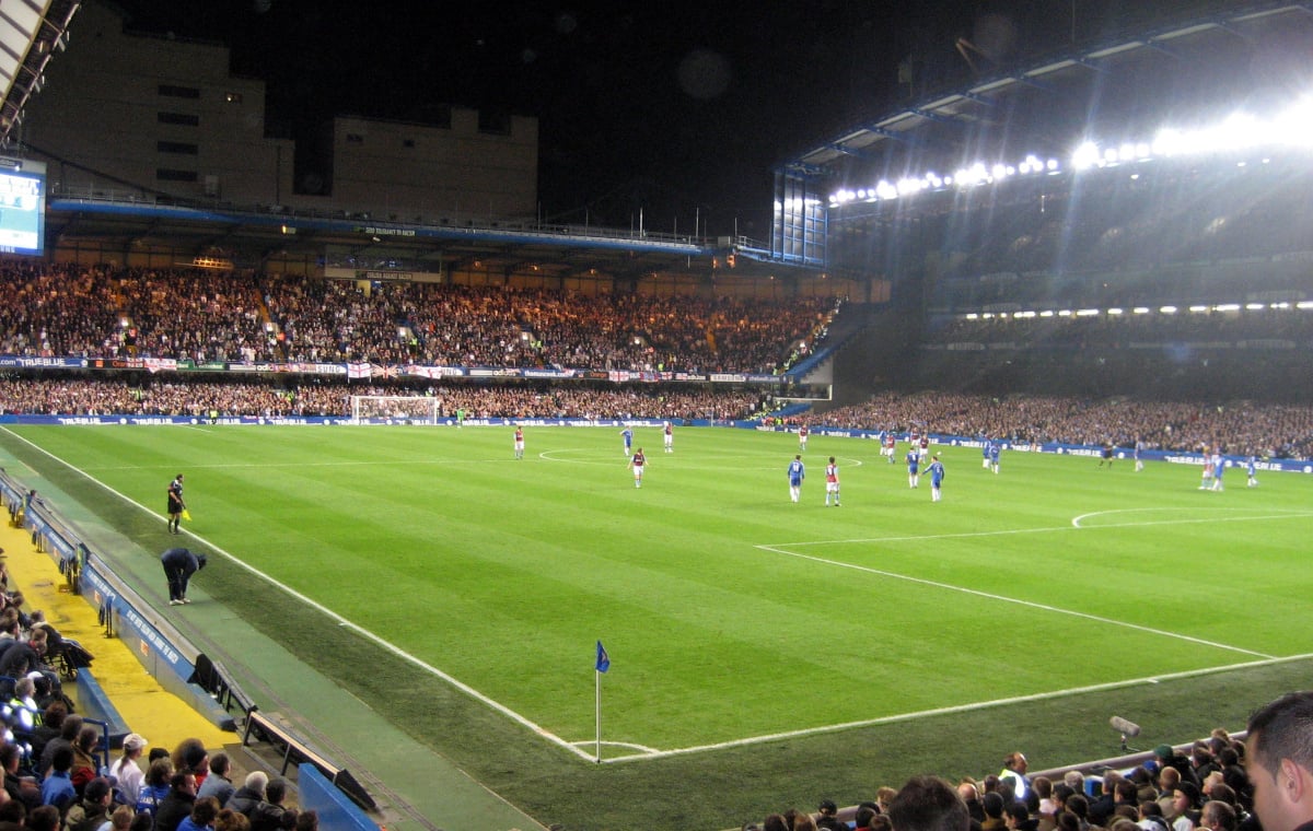 Fußballstadion am Abend