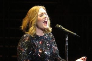 Adele singend 2016
