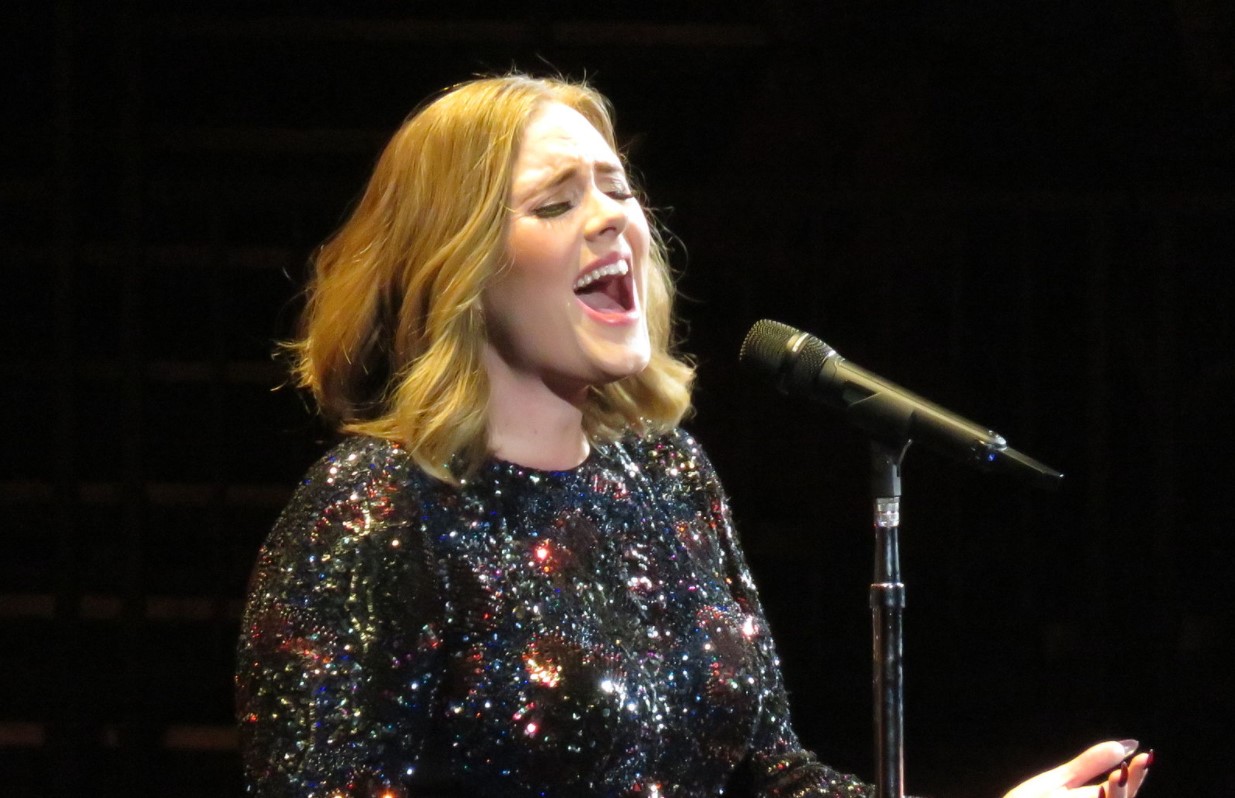 Adele singend 2016