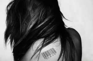 Frau mit Barcode und Slavery-Schriftzug auf Schulter