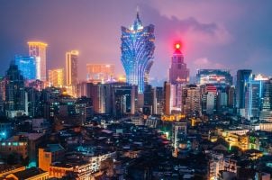 Blick auf leuchtendes Macau in der Nacht